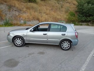 Coche plateado 5 puertas