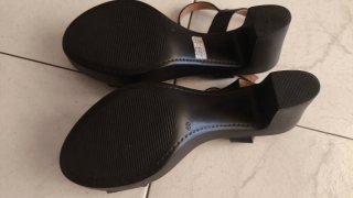 Sandalias de mujer negras y plateadas