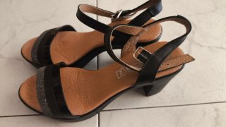 Sandalias de mujer negras y plateadas