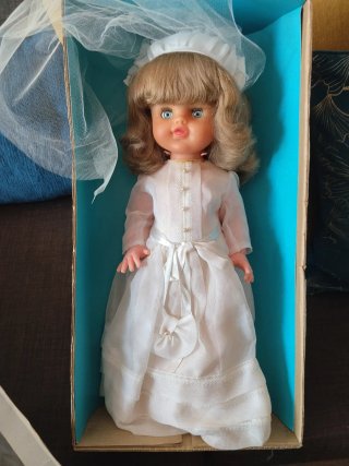 Muñeca antigua vestida de novia en caja
