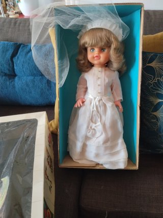 Muñeca antigua vestida de novia en caja