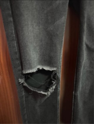 Pantalón vaquero negro con rotos
