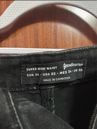 Pantalón vaquero negro con rotos