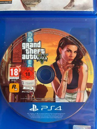 PS4 Negra con Mando y 5 Juegos