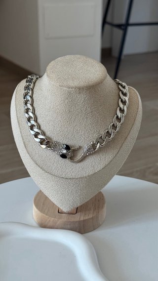 Collana serpente argentata con strass