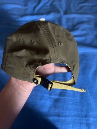 Gorra blanca y verde estilo casual