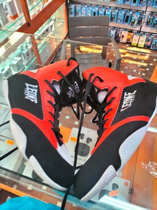 Zapatos de boxeo Leone negros y rojos