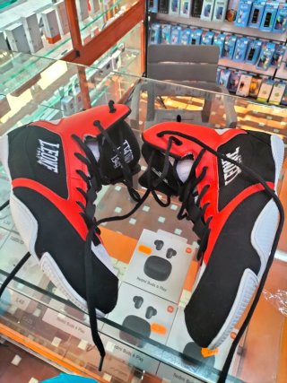 Zapatos de boxeo Leone negros y rojos