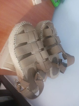 Sandalias planas beige y marrón