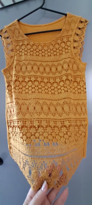 Camiseta amarilla de encaje