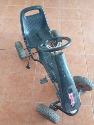 Coche a pedales para niños