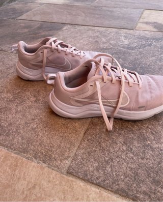 Zapatillas deportivas Nike rosas y blancas