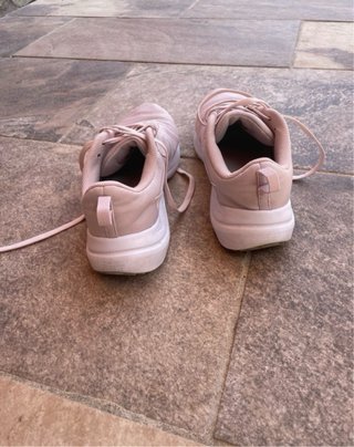 Zapatillas deportivas Nike rosas y blancas