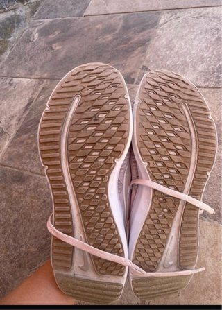 Zapatillas deportivas Nike rosas y blancas