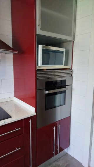 Muebles de cocina rojos y plateados