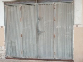 Portón de garaje metálico