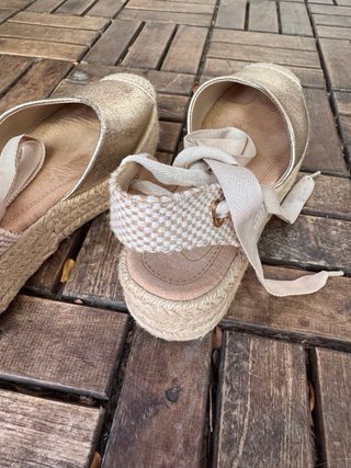 Sandalias doradas de verano con lazada