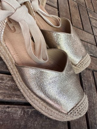 Sandalias doradas de verano con lazada