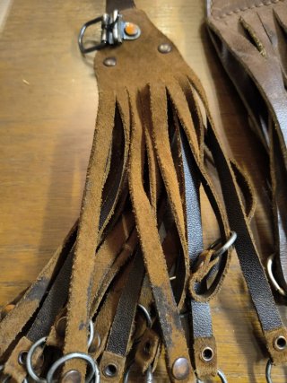 Colgantes de cuero con anillas