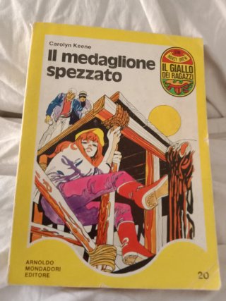 4 gialli Nancy Drew.
