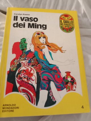 4 gialli Nancy Drew.