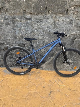 Bicicleta azul casi nueva