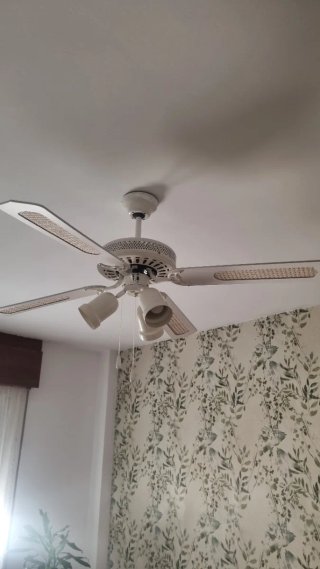 Ventilador de techo blanco