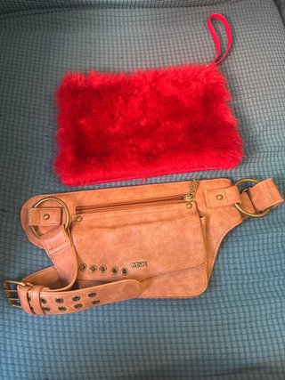Riñonera y necesser peludo rojo