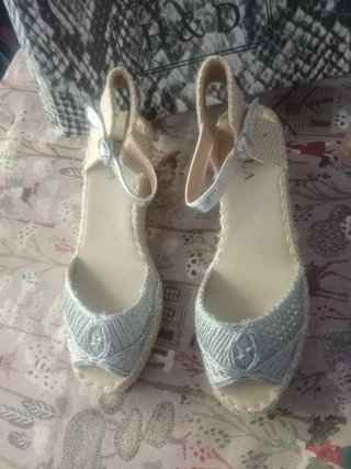 Sandalias cuña plateadas y beige
