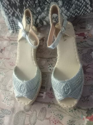 Sandalias cuña plateadas y beige