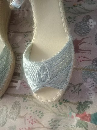 Sandalias cuña plateadas y beige
