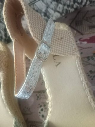 Sandalias cuña plateadas y beige