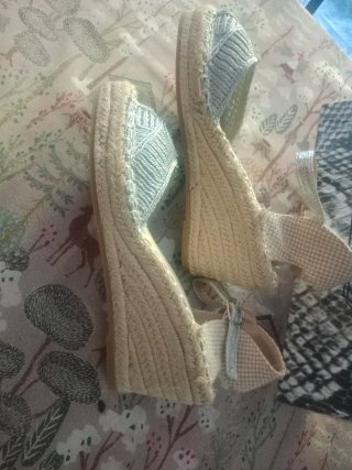 Sandalias cuña plateadas y beige