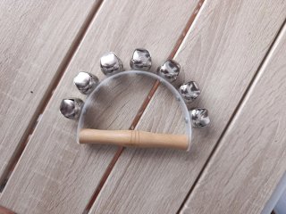Cascabeles de mano con mango de madera