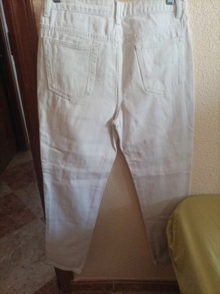 Pantalones vaqueros blancos rotos