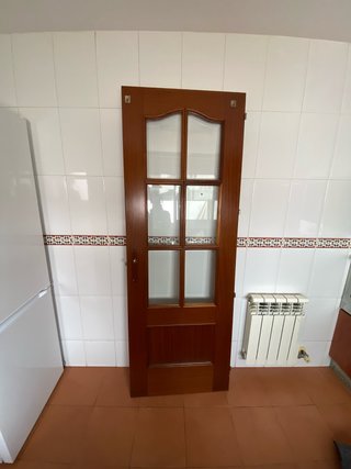 Puerta de madera con cristal