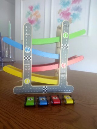 Rampa de coches de madera con 4 coches