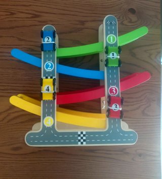 Rampa de coches de madera con 4 coches