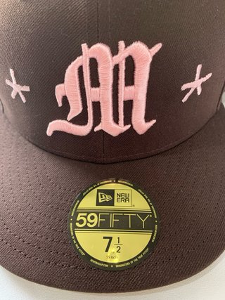 Gorra New Era x Mora Marrón y Rosa