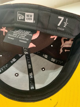 Gorra New Era x Mora Marrón y Rosa