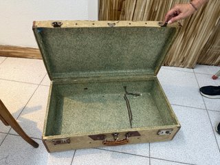 Silla antigua y maleta vintage madera