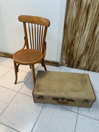 Silla antigua y maleta vintage madera