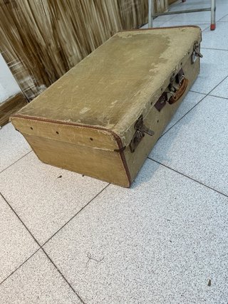 Silla antigua y maleta vintage madera