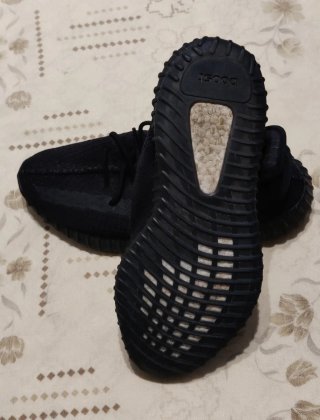 YEEZY TALLA 45