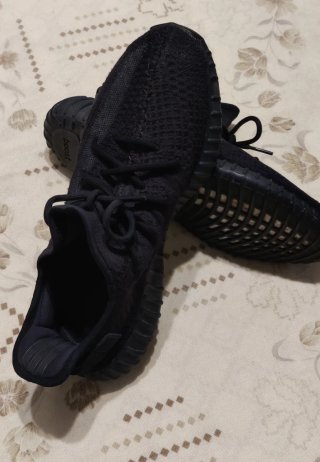 YEEZY TALLA 45