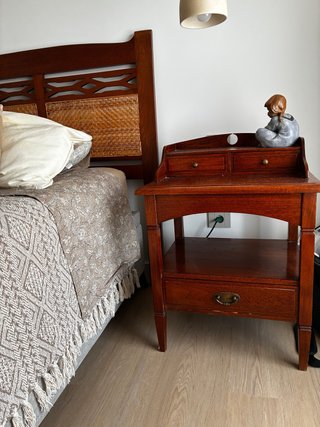 Comodino in teak con vimini