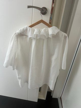 Blusa blanca con volante