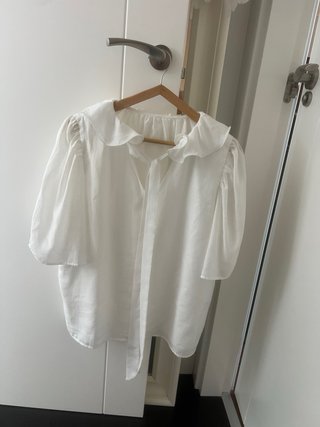 Blusa blanca con volante