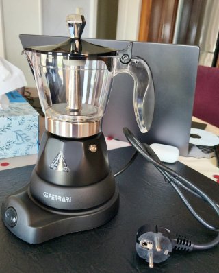 Cafetera Italiana Eléctrica . Diseño. Modelo Moka.