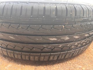 Llantas de aluminio y neumáticos nuevos